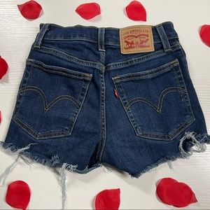 HIGH WASTED DENIM DARK WASH LEVI SHORTS/ SIZE 23